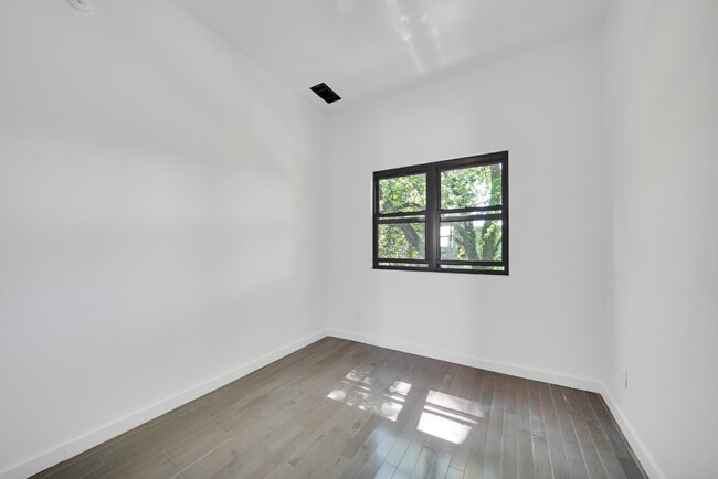 Building Photo - 1106 Halsey St