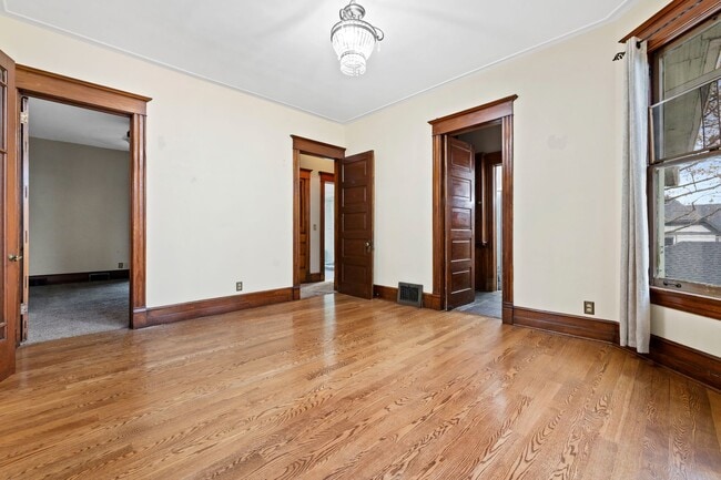 Building Photo - Historic 3 bedroom upper