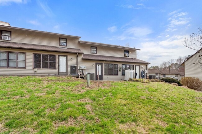Building Photo - Updated 2-bedroom, 1.5-bath townhome in Winston-Salem
