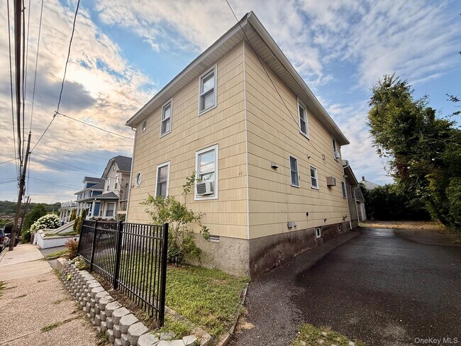 Building Photo - 11 3rd St