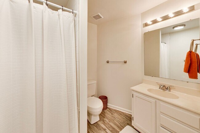 Building Photo - 2bd/2.5ba hideaway in the heart of Reston - incredible location $2750+util.