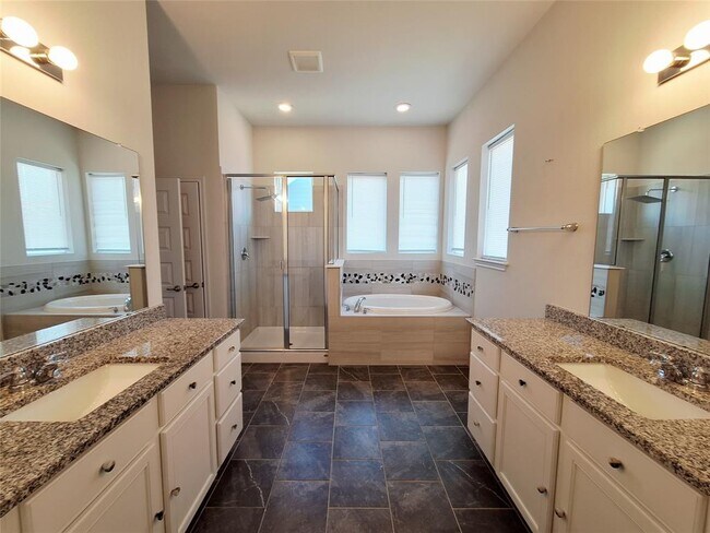 Building Photo - 7800 Hillock Terrace