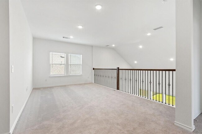 Building Photo - 15818 Dove Holw Dr