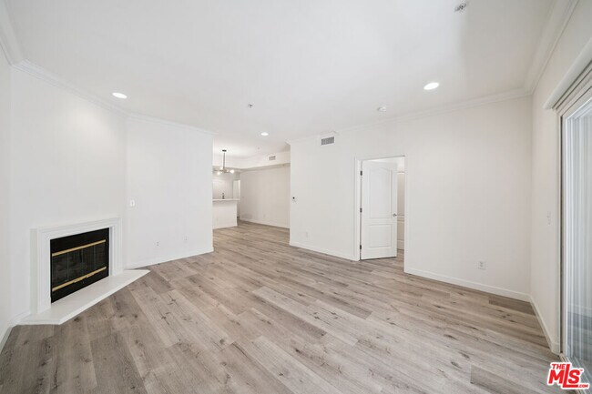 Building Photo - 2335 S Bentley Ave