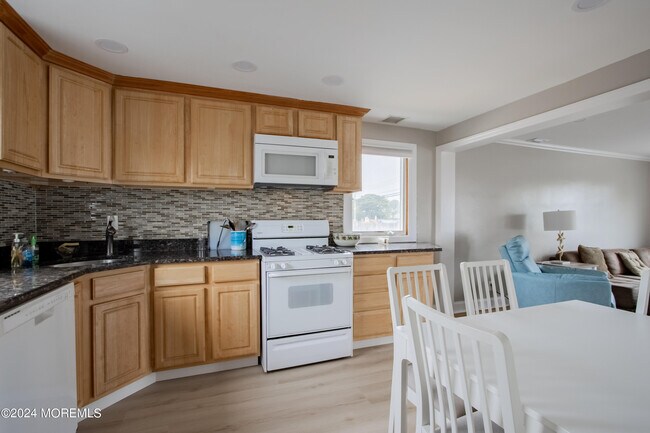 Building Photo - 32 Howland Ave