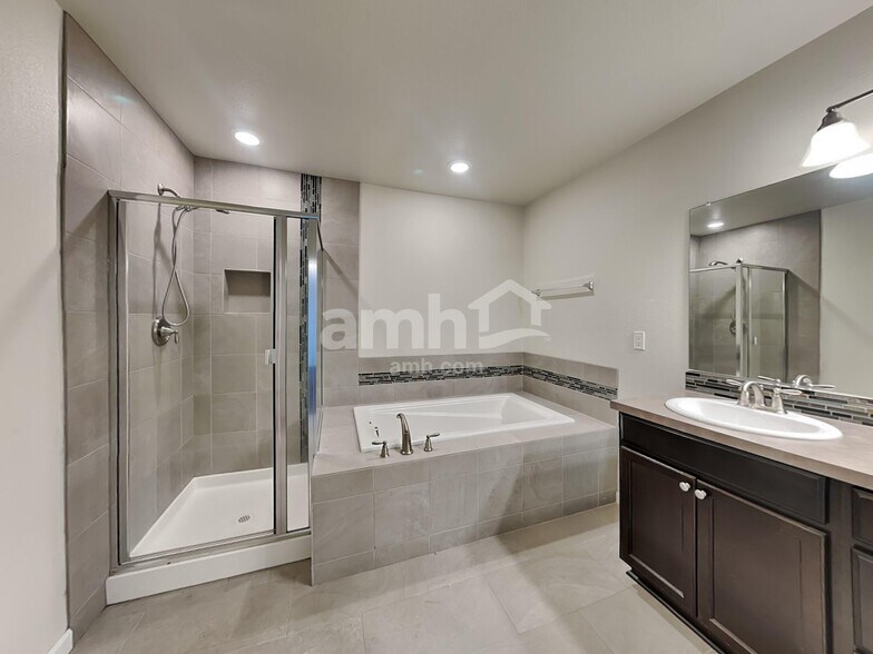 Building Photo - 9011 NE 165th Ave