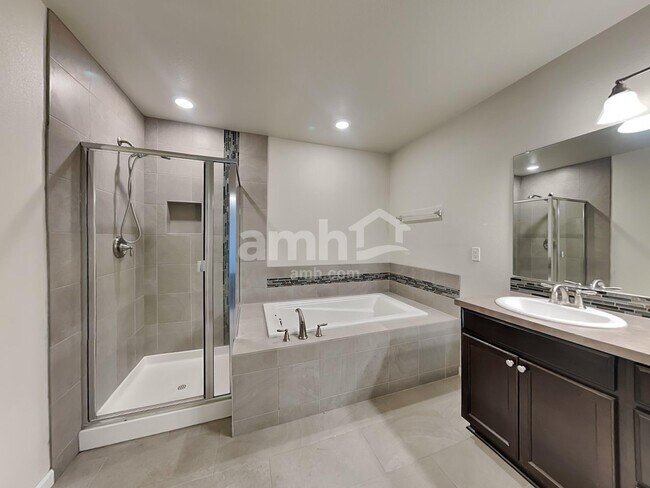 Building Photo - 9011 NE 165th Ave