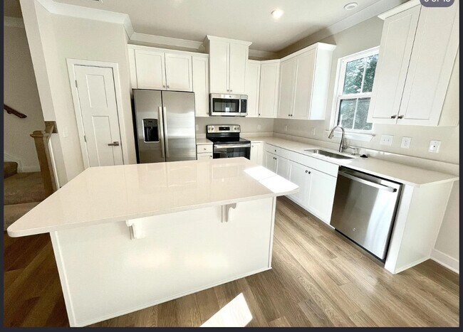Building Photo - 53 Connaught Ct