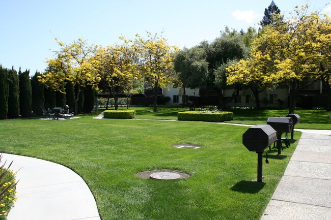 Building Photo - Top Floor Unit - Balcony - Elevator Access - Community Pool & Tennis Court
