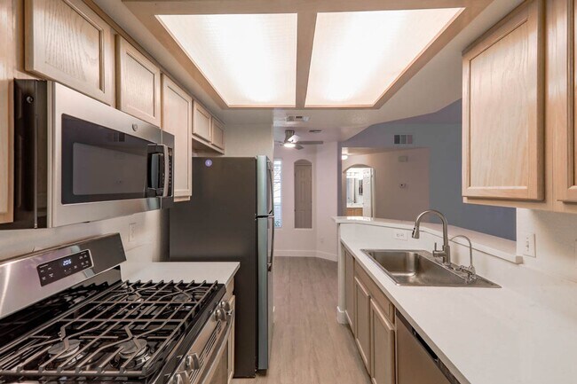 Building Photo - Beautifully Updated 2 Bed and 2 Bath Hende...