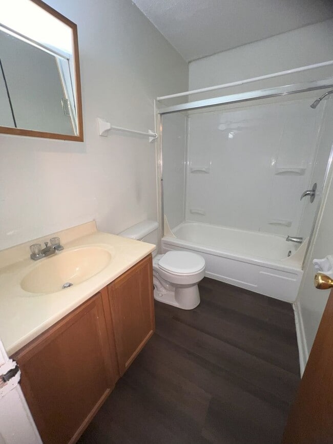 Building Photo - 2 Bedroom 1 Bath Balcony Apartment Available