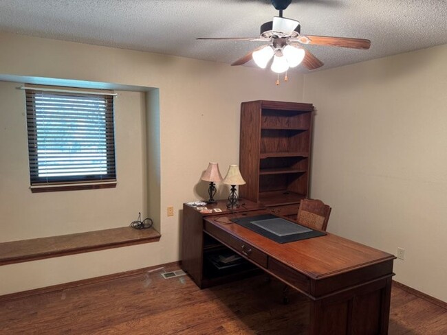 Building Photo - 3 bedroom 2 bath with updated kitchen and ...