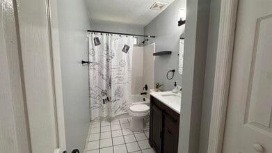 Building Photo - 4417 Siesta Ct
