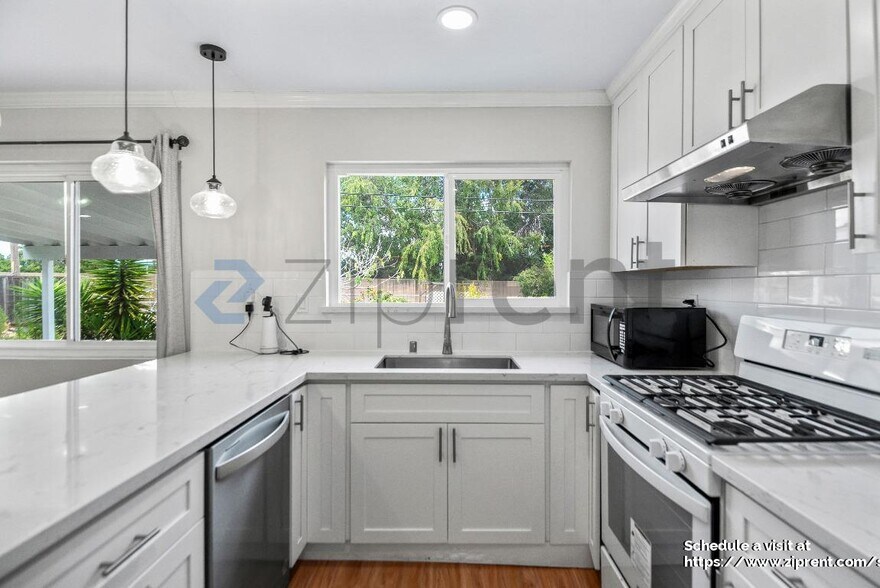 Building Photo - 8367 Cavalier Ln