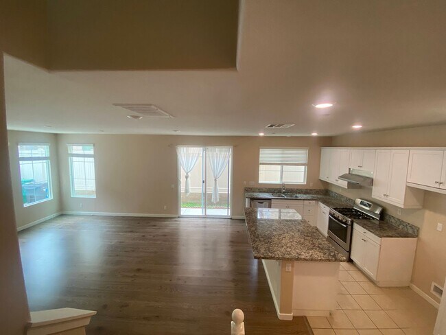 Building Photo - 4 Bedroom Town Home in Willow Heights Diam...