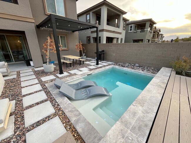Building Photo - Stunning 3 Bedroom 3 Bathroom in Summerlin...