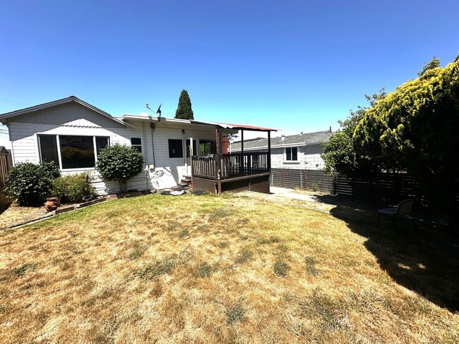 Building Photo - 3 + Beds 2 Baths Home With Large Yard /Was...