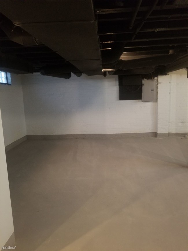 Building Photo - 3 br, 1.5 bath House - Russell Woods