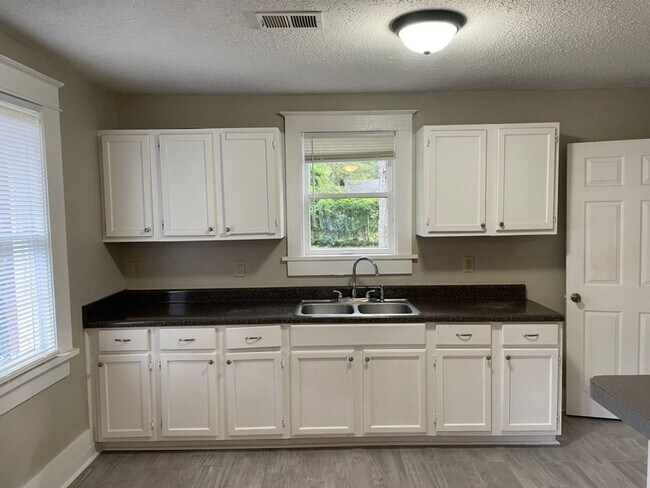 Building Photo - Rent reduced plus Move-in Special! 1/2 off...