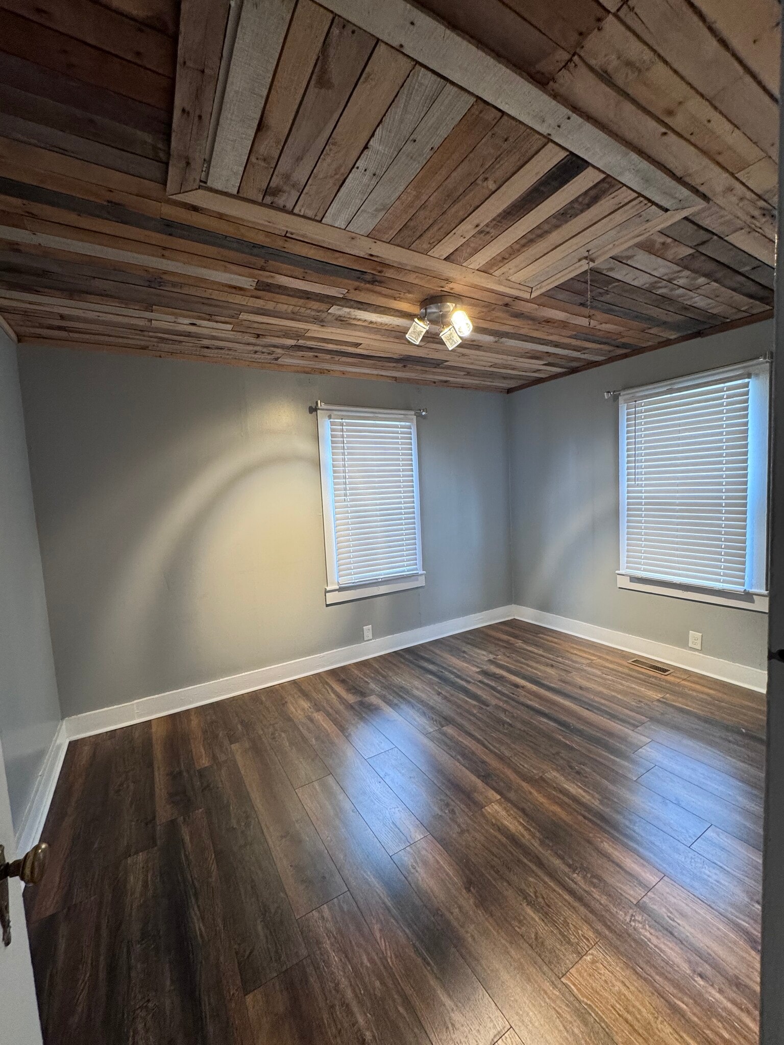 Building Photo - 1615 N Maple Ave