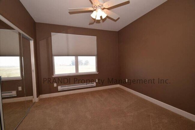 Building Photo - Top Floor Condo w/Views and Washer/Dryer!