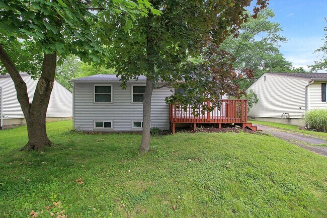 Building Photo - 3 Bedroom Home For Rent
