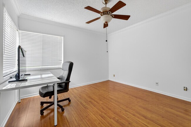 Building Photo - 6070 Sunny Manor Ct