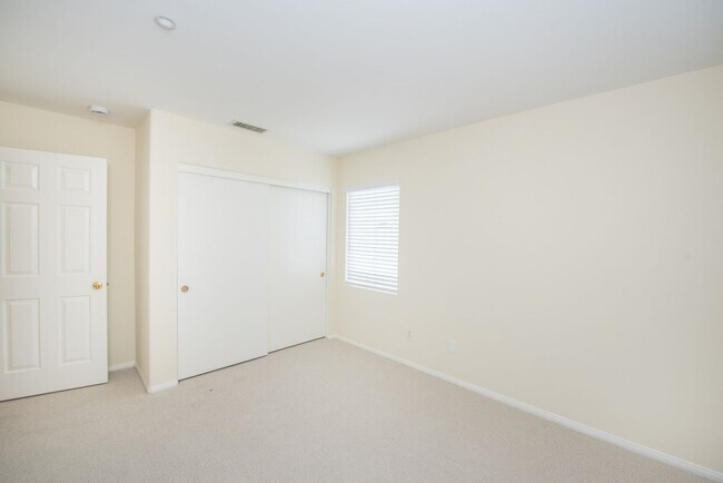 Building Photo - Make this your home