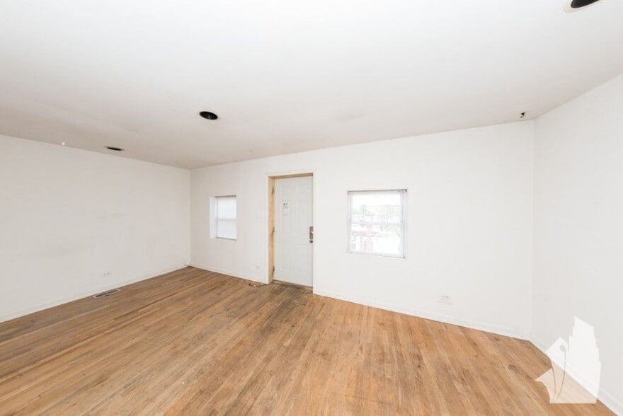 Building Photo - 2318 N Southport Ave