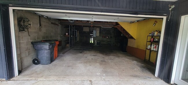 Building Photo - 4 bedrooms 3 baths beautiful house