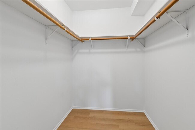 Building Photo - 2424 E Oakton St