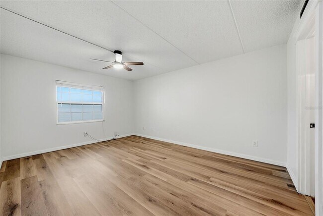Building Photo - 3821 N Oak Dr