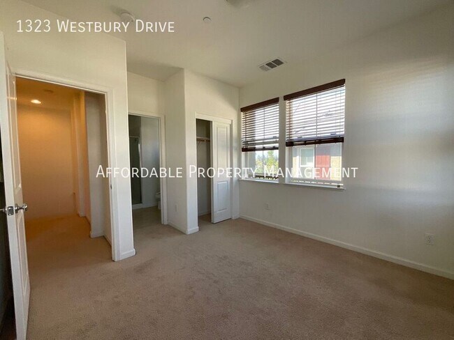 Building Photo - 1323 Westbury Dr