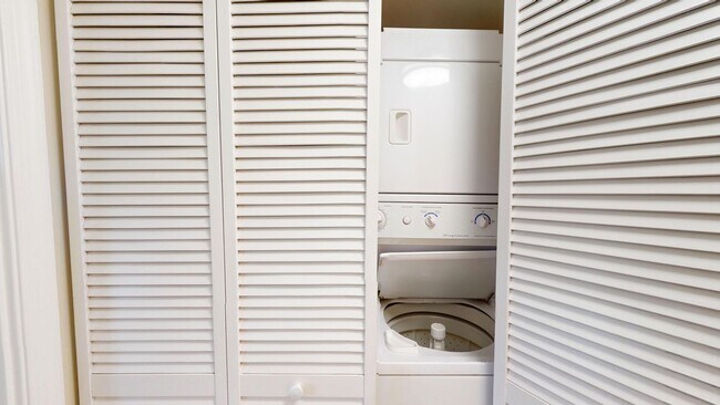 Building Photo - Columbia Heights Two Bedroom/One Bathroom In Amazing Location! Washer/Dryer in Unit!