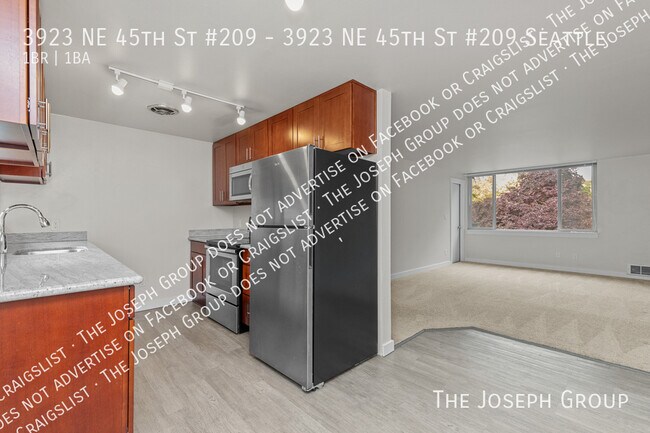 Building Photo - 3923 NE 45th St