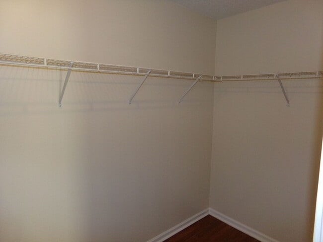 Building Photo - Nice 3/2 in convenient location