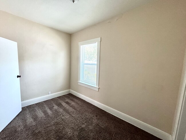 Building Photo - Old World Charm 2 bedroom / 1 bath
