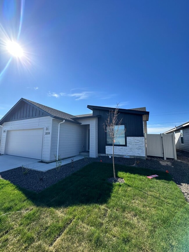 Primary Photo - 3 Bedroom and 2 bath located in a vibrant,...