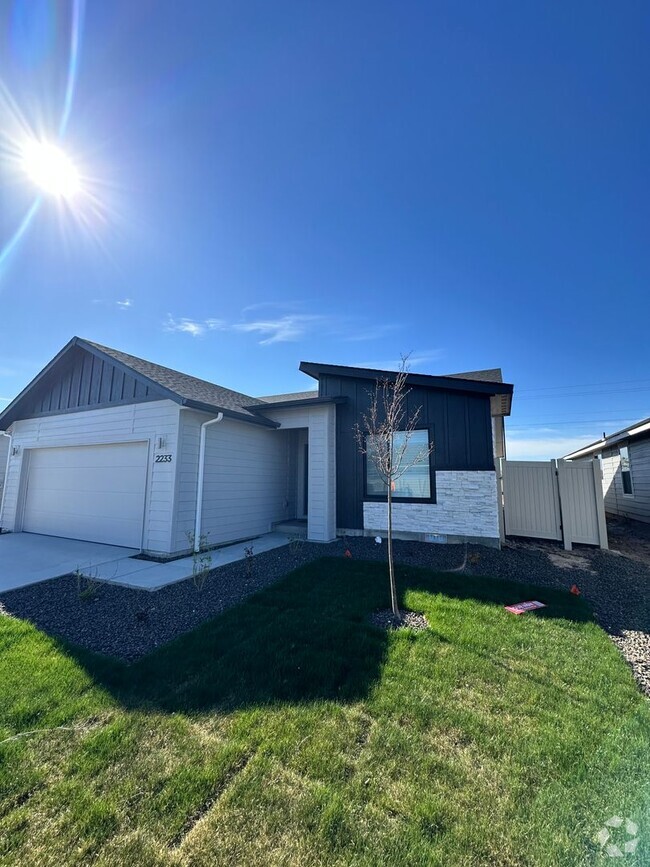 Building Photo - 3 Bedroom and 2 bath located in a vibrant,...