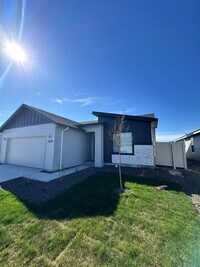 Building Photo - 3 Bedroom and 2 bath located in a vibrant,...