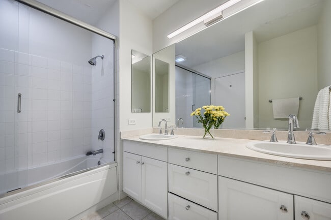 Building Photo - 400 N Clinton St