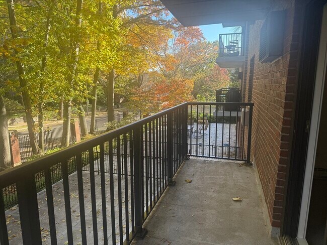 Building Photo - 135 Pleasant St