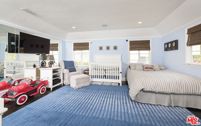 Building Photo - 1515 N Doheny Dr