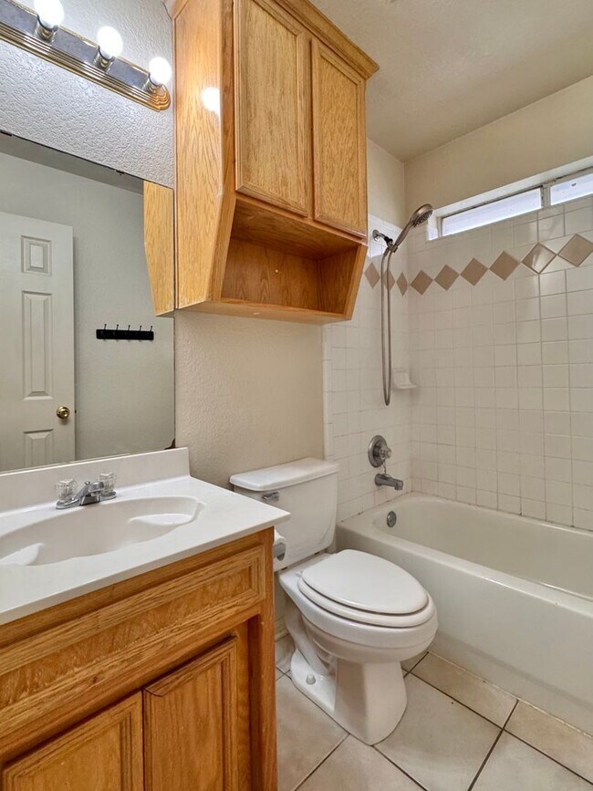 Building Photo - 3 Bedrooms, 2 Bath, 2 Car Garage, with private office conveniently located to multiple Fort Hood ...