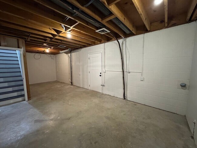 Building Photo - 2205 Hathaway Dr