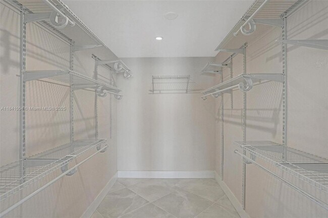 Building Photo - 7425 Silver Woods Ct