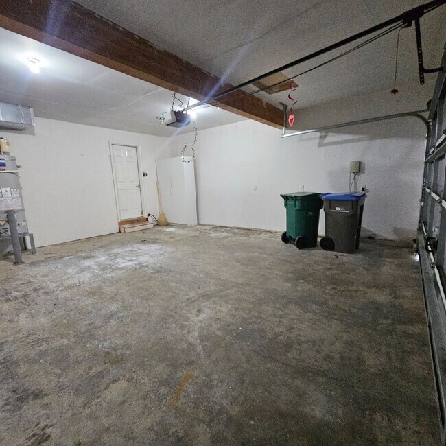 Building Photo - 968 NW Poppy Ct