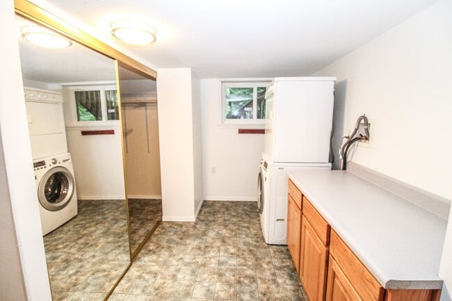 Building Photo - !! $3500 for 18 month lease !!  Private La...