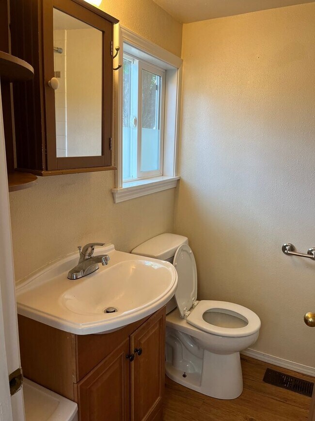 Building Photo - 2 bedroom 1 bathroom house