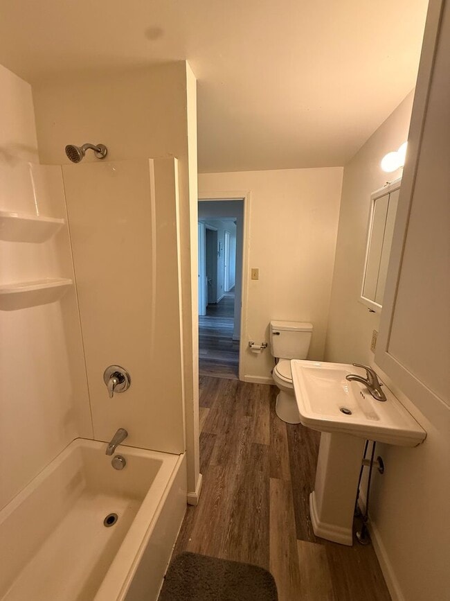 Building Photo - 2 Bedroom 1 Bathroom Apartment For Rent!